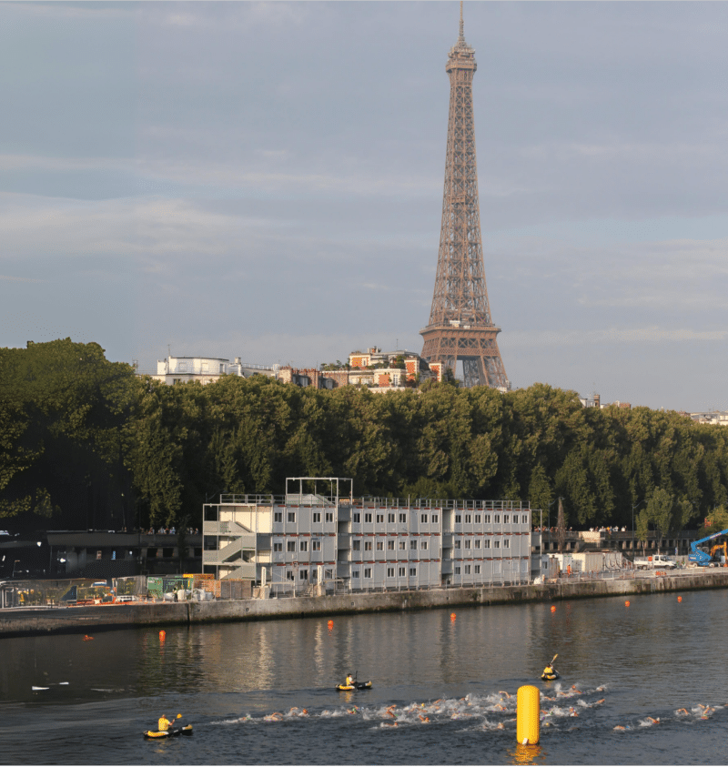 Bouée de régate sur la Seine face à la Tour Eiffel.