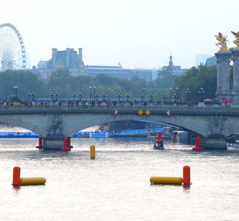 Bouées de régate sur la Seine servant à baliser une course.