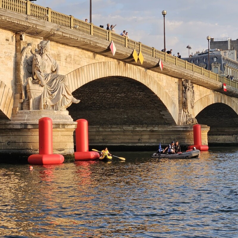 Bouée de régate rouge sur la Seine au niveau du pont des Invalides. La bouée sert à marquer un point de danger sur le parcours de la course.