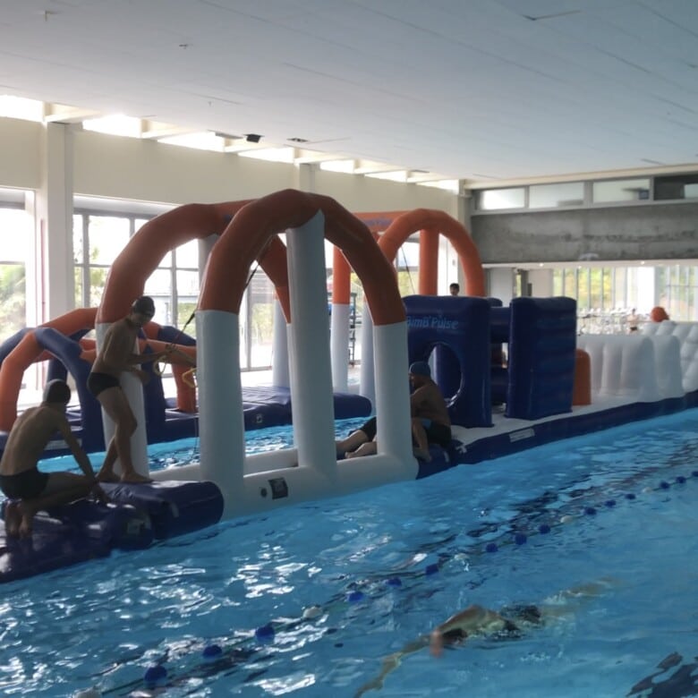 Parcours monobloc EcoCréation sur une piscine