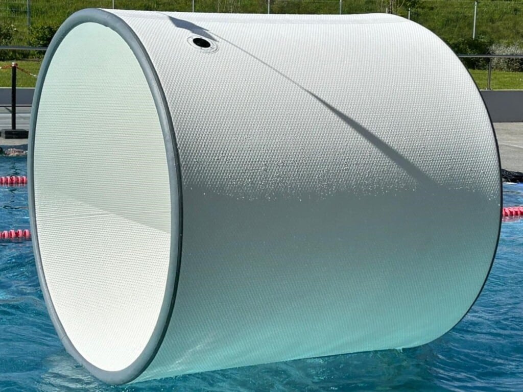 Rouleau aquatique gonflable pour jouer dans la piscine