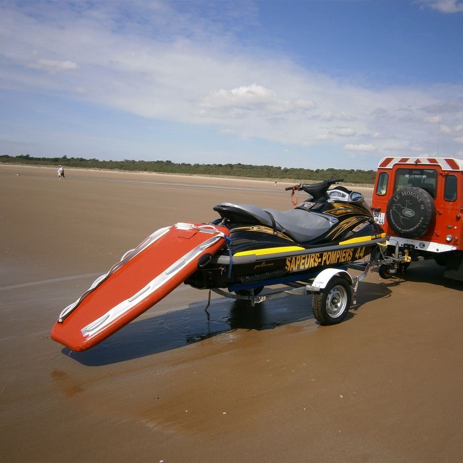 Photo de la planche de secours gonflable Sled conçu pour les sauvetages en mer par EcoCreation.