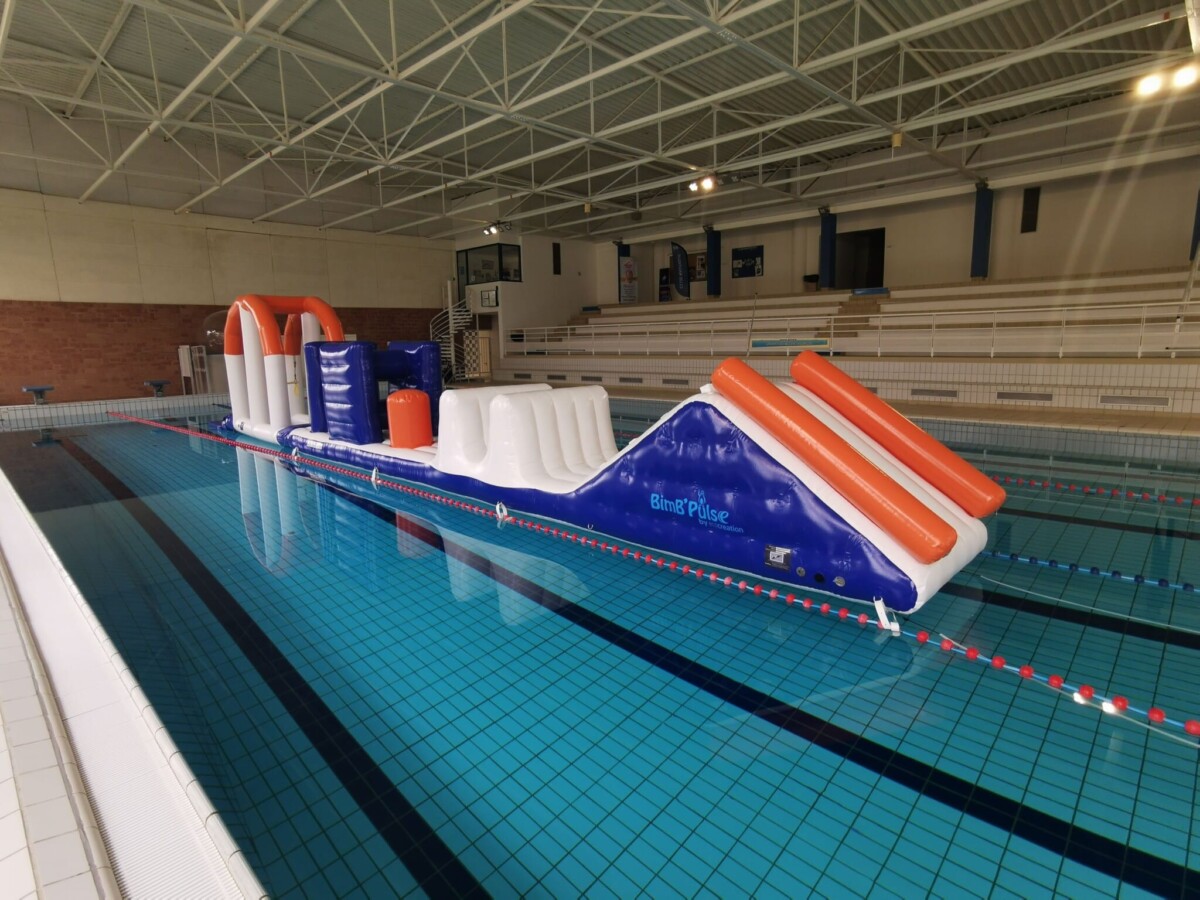 Parcours gonflable en monobloc pour piscine