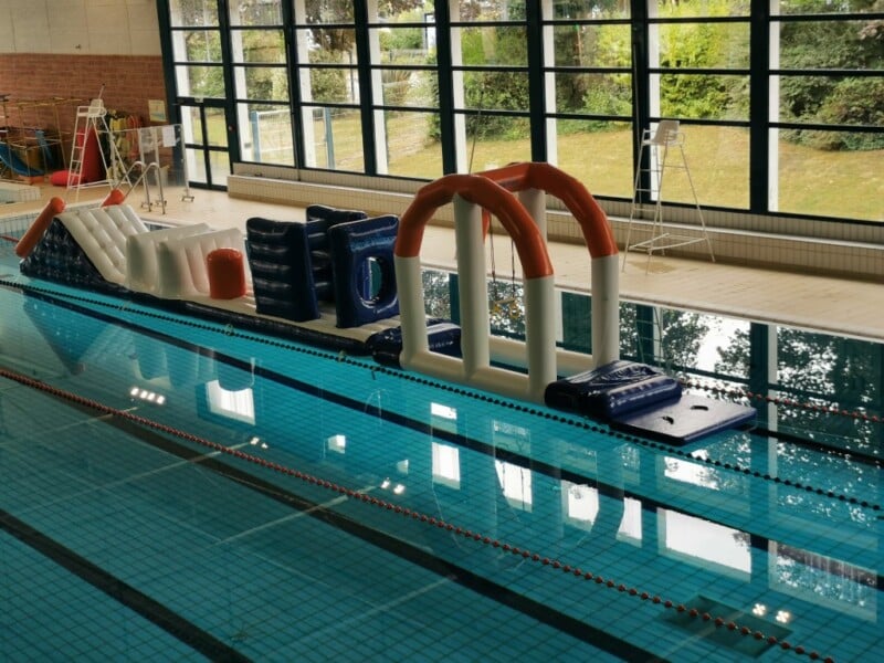 Parcours gonflable en monobloc pour piscine
