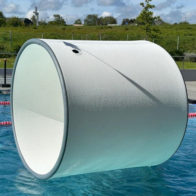 Rouleau aquatique gonflable. Les gens peuvent se postionner dedans et avancer comme les hamster dans la piscine
