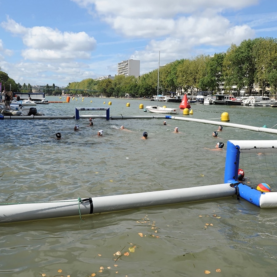 Terrain de water-polo gonflable avec buts