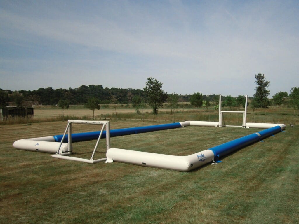 Terrain multisports gonflable sur gazon