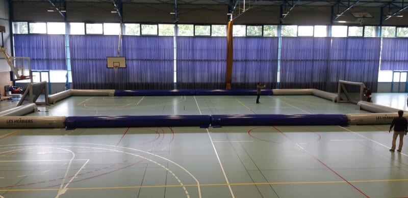 Terrain multisports gonflable dans un gymnase