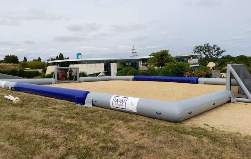 Terrain de multisports gonflable sur du sable pour des parties de beach soccer ou beach volley
