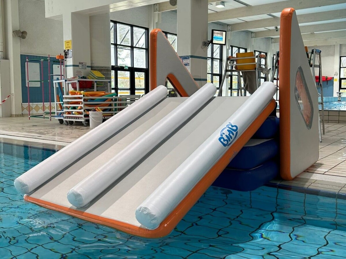Petit toboggan gonflable BimB'Péda pour l'apprentissage de la nage