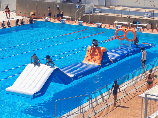 Parcours aquatique gonflable linéaire 16,90 m Parcours flottant pour piscine et centre aquatique Eco Création