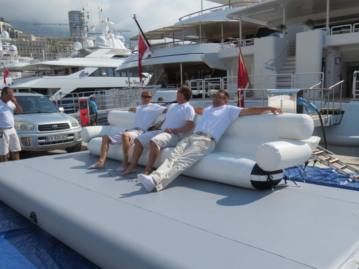 Banc gonflable pour station d'accueil de yacht