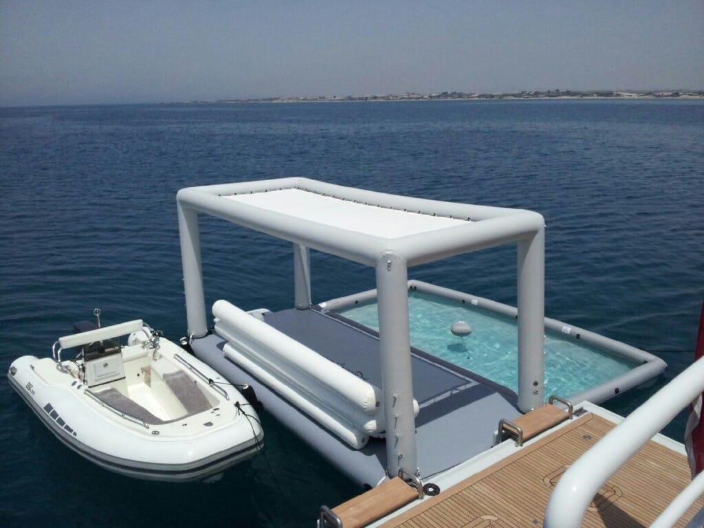 Station d'accueil gonflable pour yacht