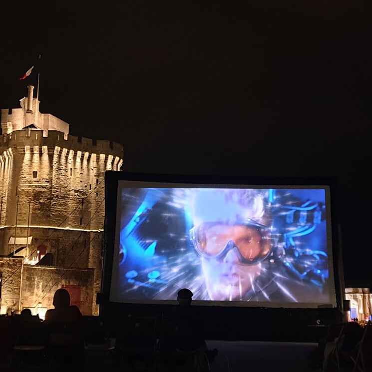 Photo d'un écran géant gonflable EcoCréation pour la projection d'un film à La Rochelle.