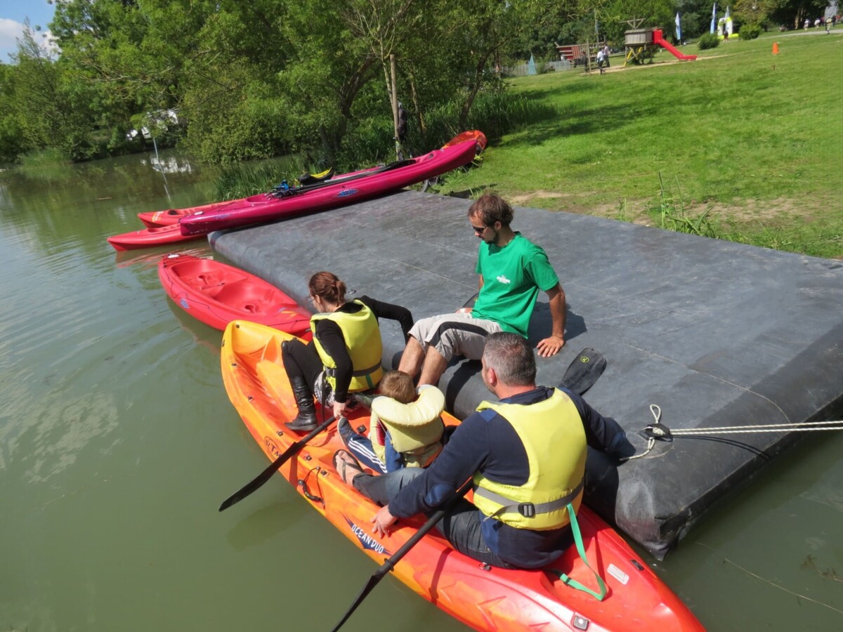 Ponton gonflable pour accoster des embarcations telles que des canoë kayak