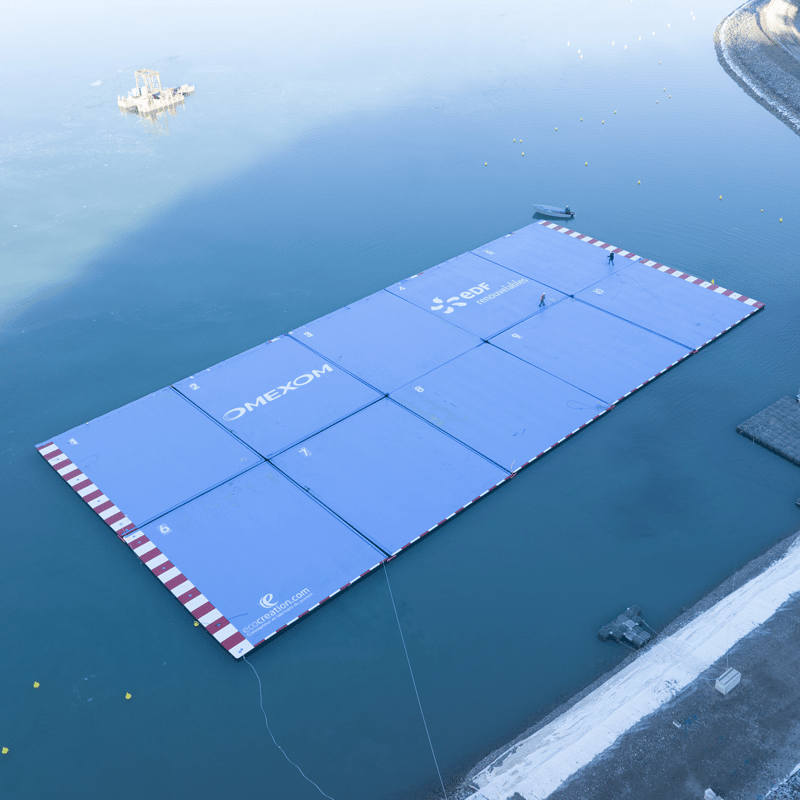 Photo d'un ponton gonflable géant EcoCréation réalisé pour Omexom (Vinci). Celui-ci sert de plateforme pour l'installation de panneaux solaires sur l'eau.