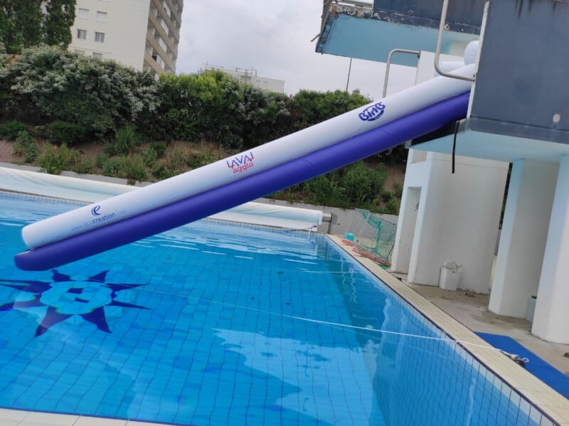 Toboggan gonflable sur mesure pour plongeoir de piscine