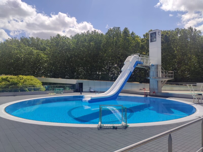 Toboggan gonflable sur mesure pour plongeoir de piscine
