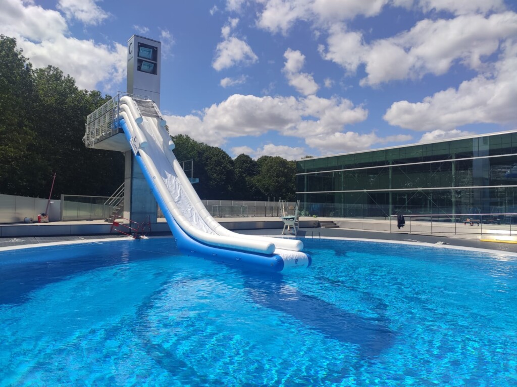 Toboggan gonflable sur mesure pour plongeoir de piscine
