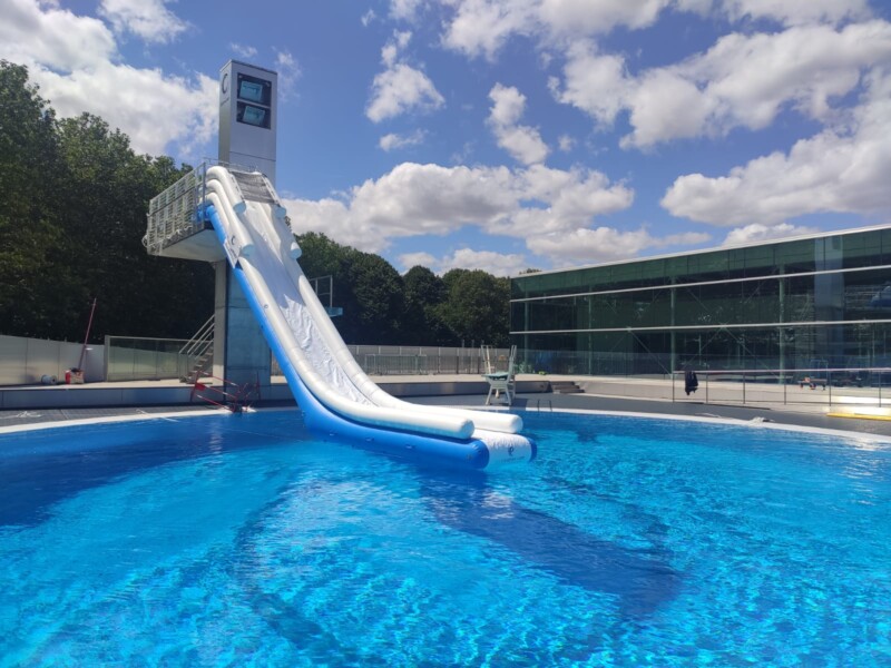 Toboggan gonflable sur mesure pour plongeoir de piscine