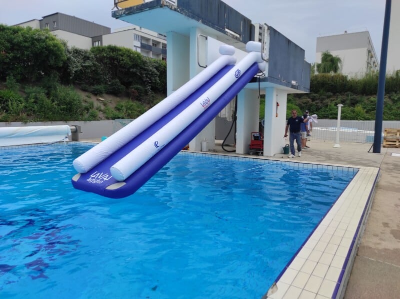 Toboggan gonflable sur mesure pour plongeoir de piscine