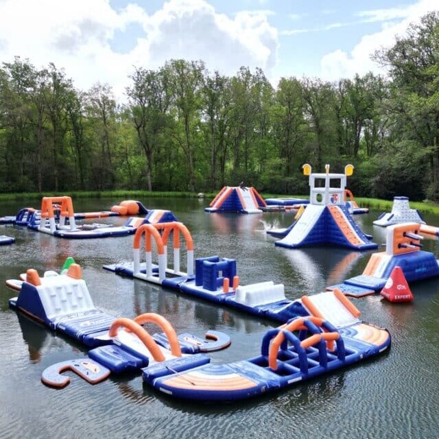 Photo du parc aquatique gonflable installé à O'Fun Parc en Vendée. Ce parc est composé de modules gonflables EcoCréation.