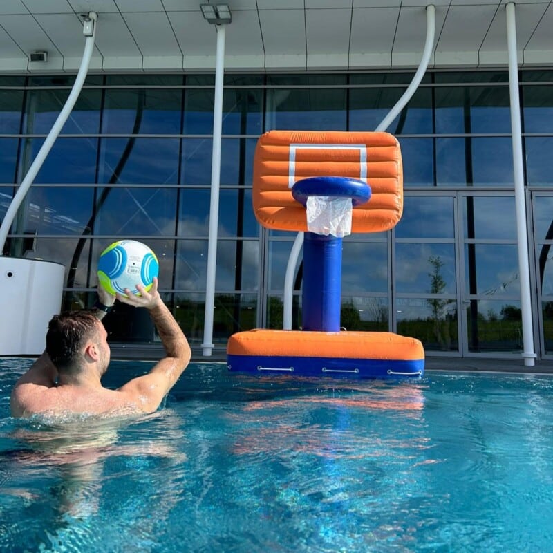 panier de basket gonflable avec un personne qui s'apprête à tirer