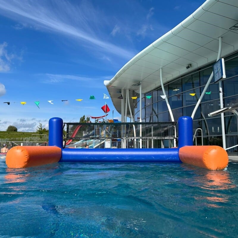 Terrain de volley gonflable avec filet amovible pour piscine