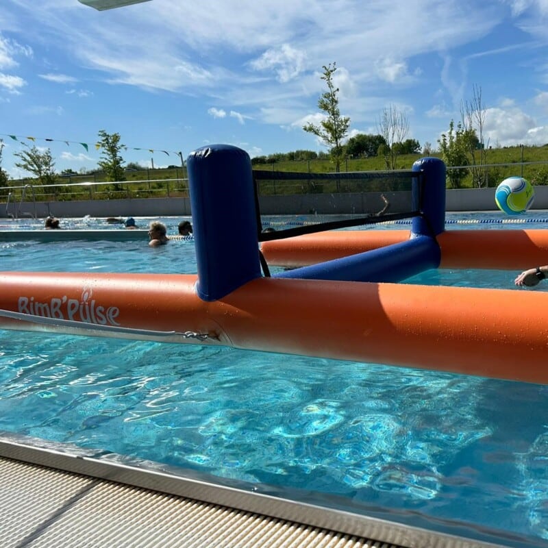 Terrain de volley gonflable pour jouer dans l'eau