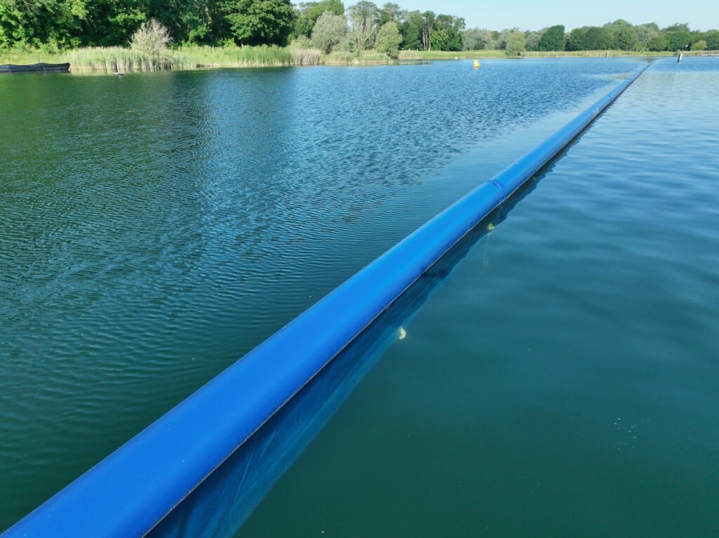Barrage anti vague gonflable pour plan d'eau