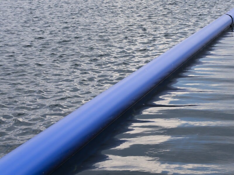 Barrage anti vague gonflable pour plan d'eau