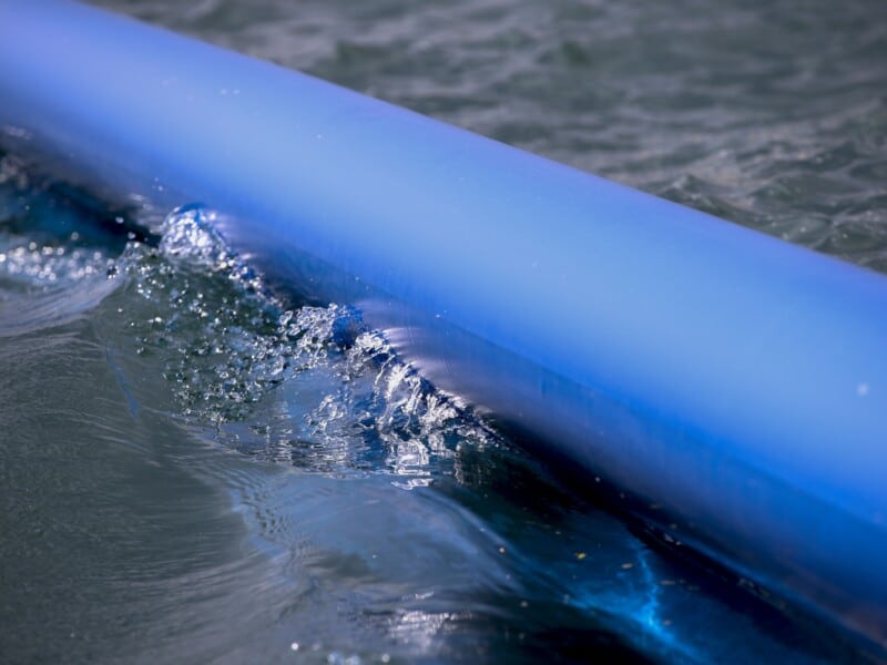 Barrage anti vague gonflable pour plan d'eau